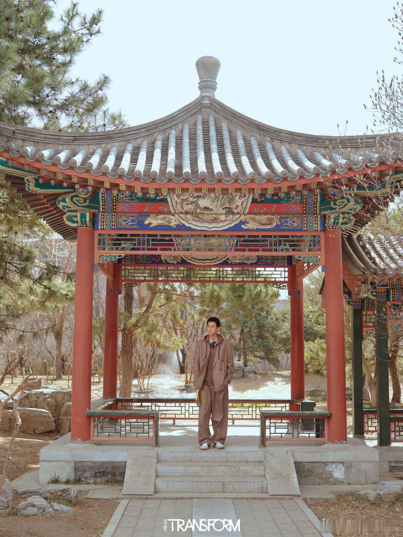 浪姐一公直播高至霆在北京明城墙上拍杂志浪姐一公直播看点满满，在北京明城墙拍摄的孚