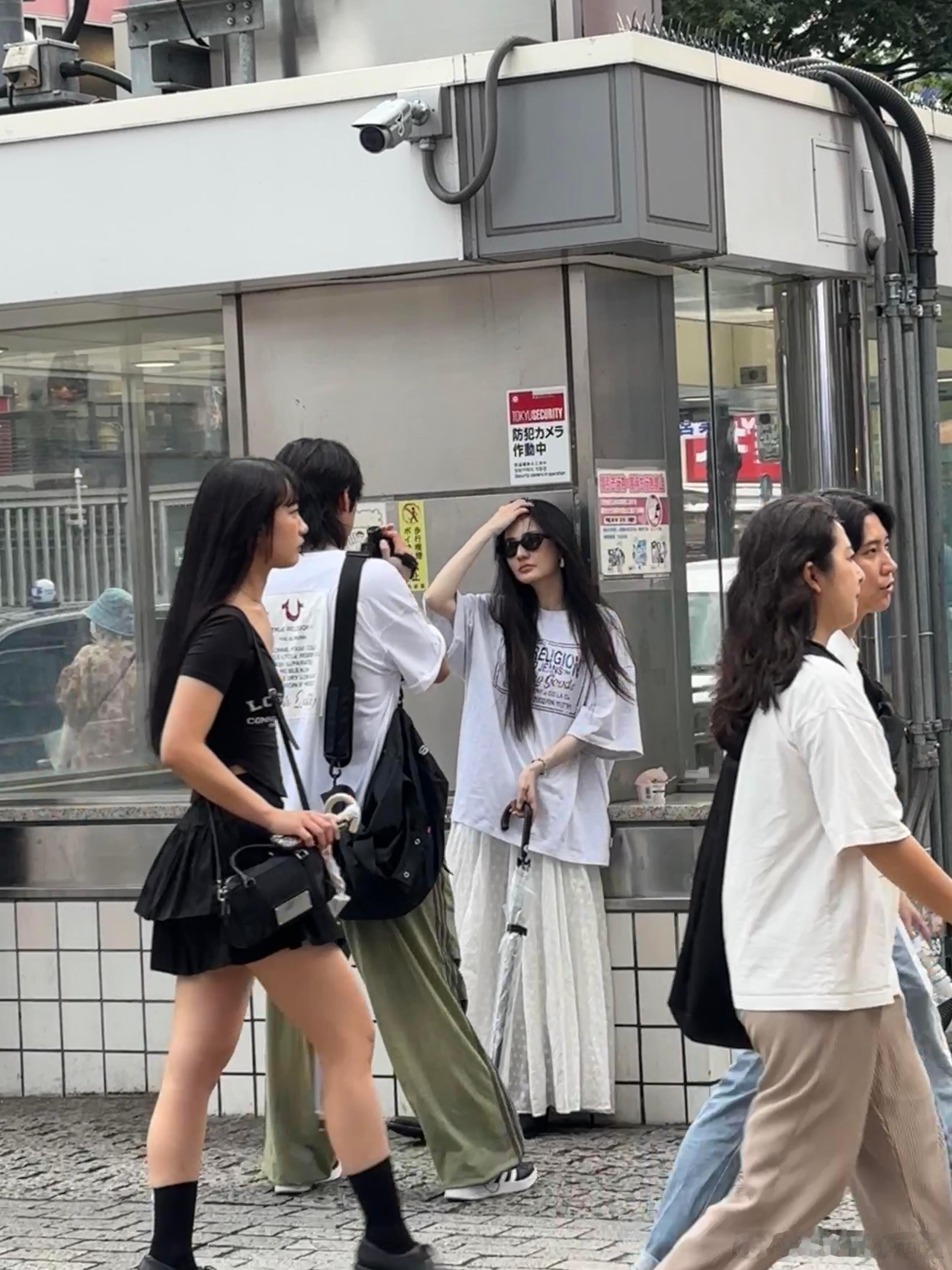 #徐璐吴崇轩同游日本##徐璐与男子同游日本#徐璐吴崇轩同游日本，两人穿情侣装，男