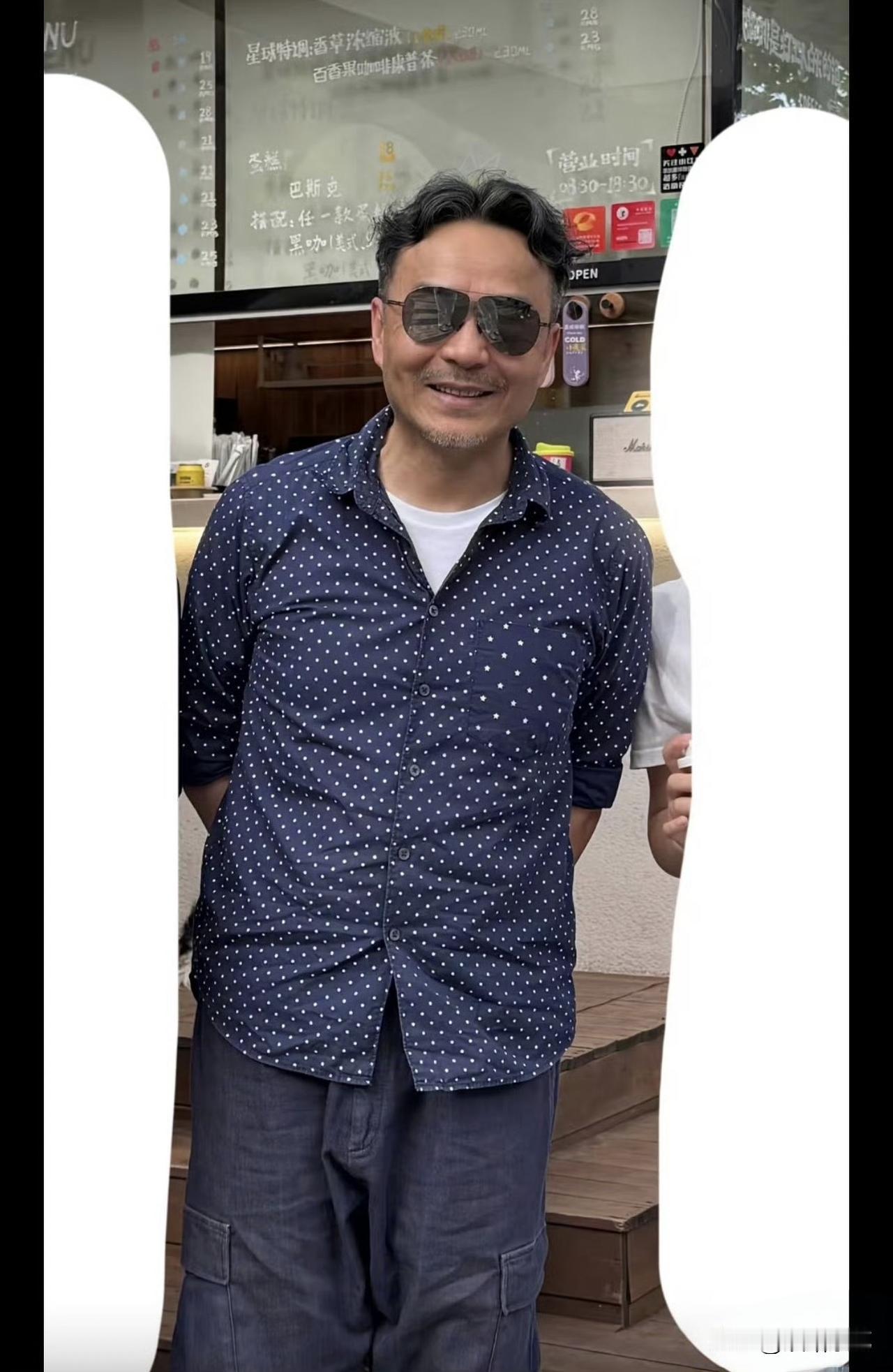 汪涵大概也没想到，居然因为嚼槟榔火上热搜了！

近日，一组汪涵在街头悠闲咀嚼槟榔