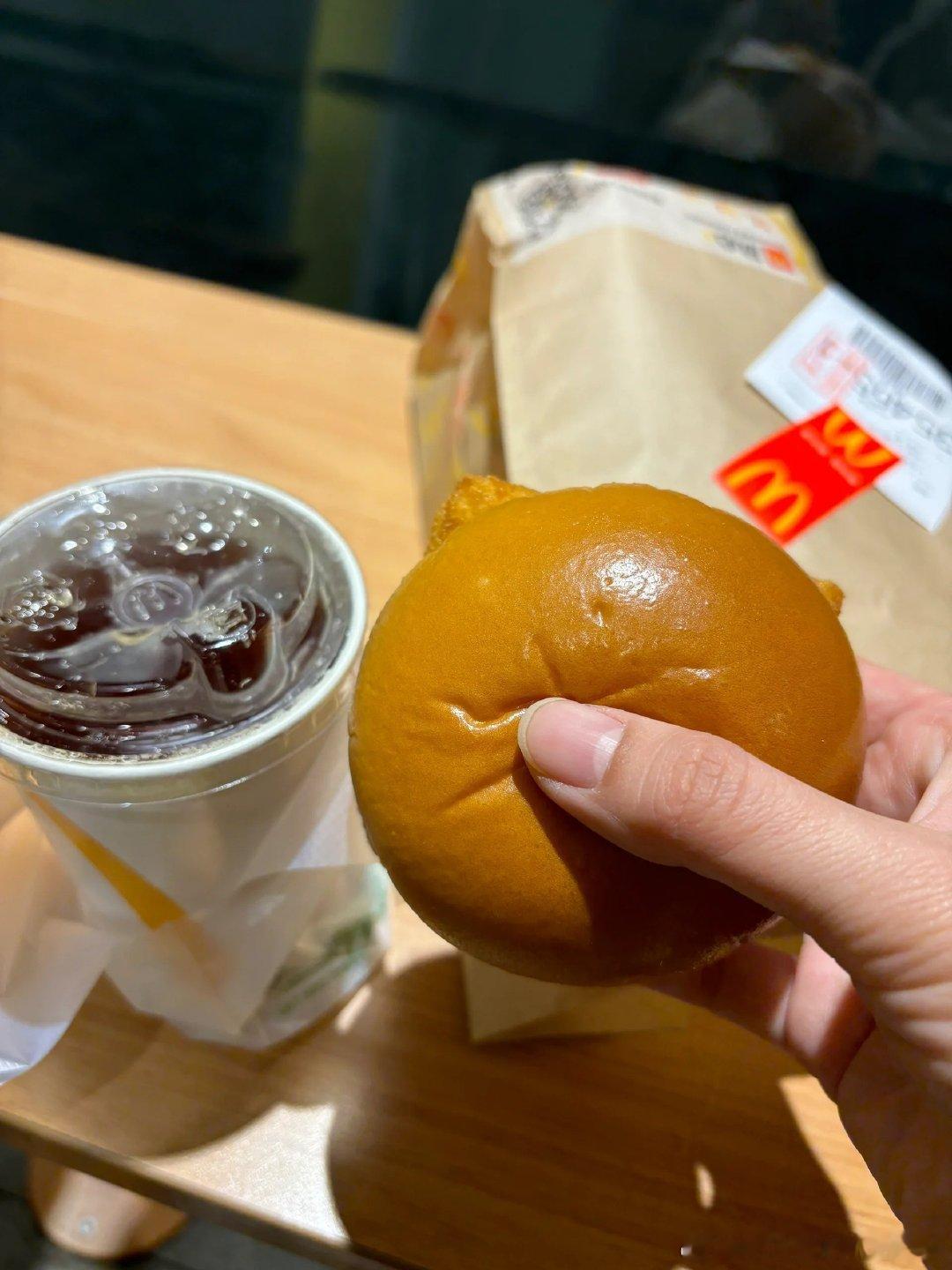麦香鱼你怎么了 怎么缩水缩到还没粉饼大了 ​​​