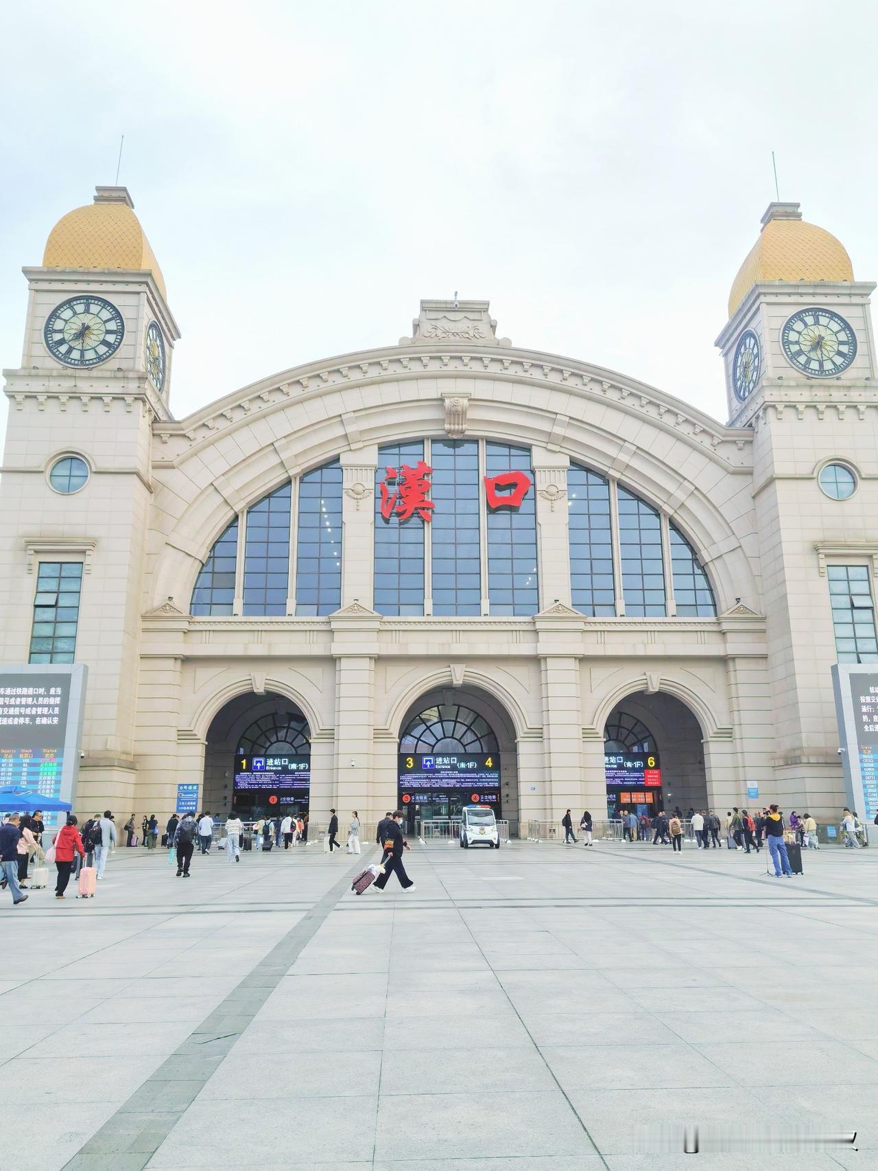 早上七点二十分，我怀着激动的心情在武汉汉口火车站等待从北京回来的女同学。

我们