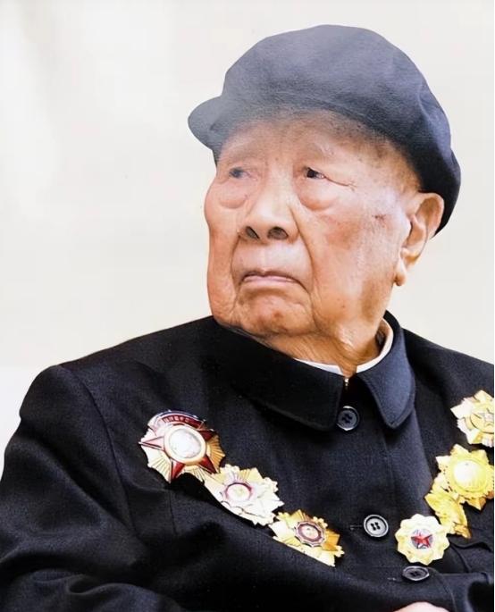 1984年，开国中将曾思玉退休后，到大连一水库钓鱼，钓着钓着，水库负责人走了过来