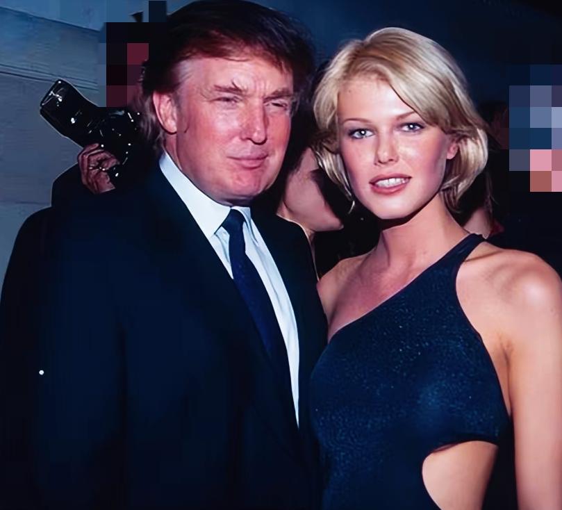 特朗普曾经的样貌和现在比，变化大吗？
身份上变化还是挺大的啊！
曾经作为商人，也