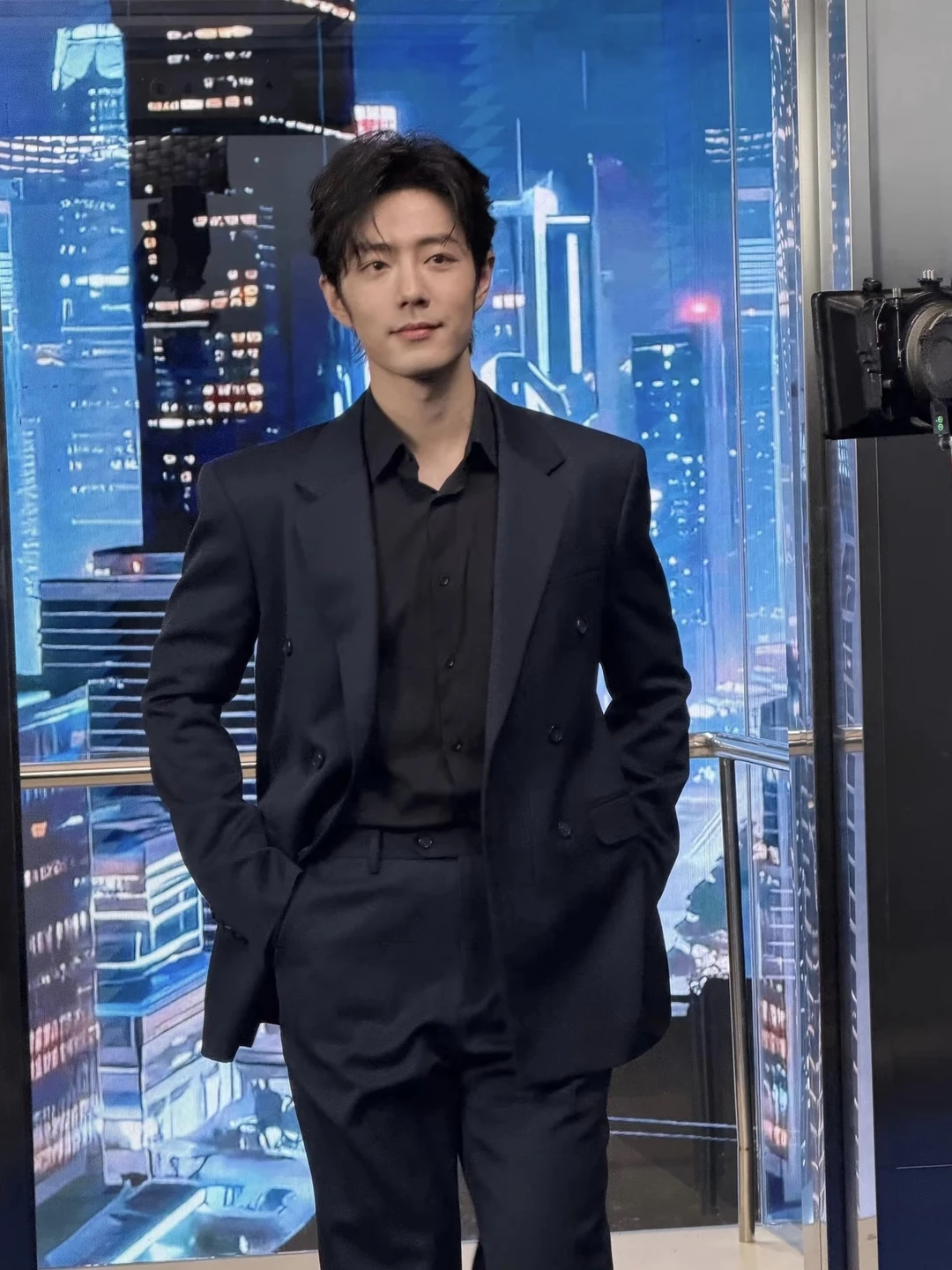 年上步履款款地向你走来，谁能不心动啊！！！360度硬帅，如此权威！！！！！