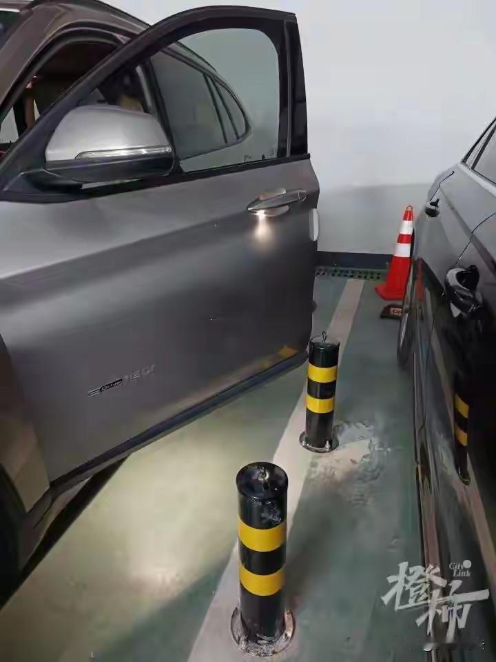 “到底谁冤？”浙江杭州，女子买了一车位停宝马，可隔壁奥迪车主说：车门被女子刮了。