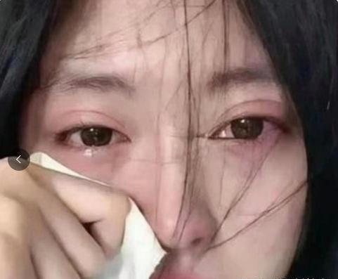 一个男的去做亲子鉴定，俩孩子没一个是他的，他可委屈了。他老婆却讲：“你委屈啥，我