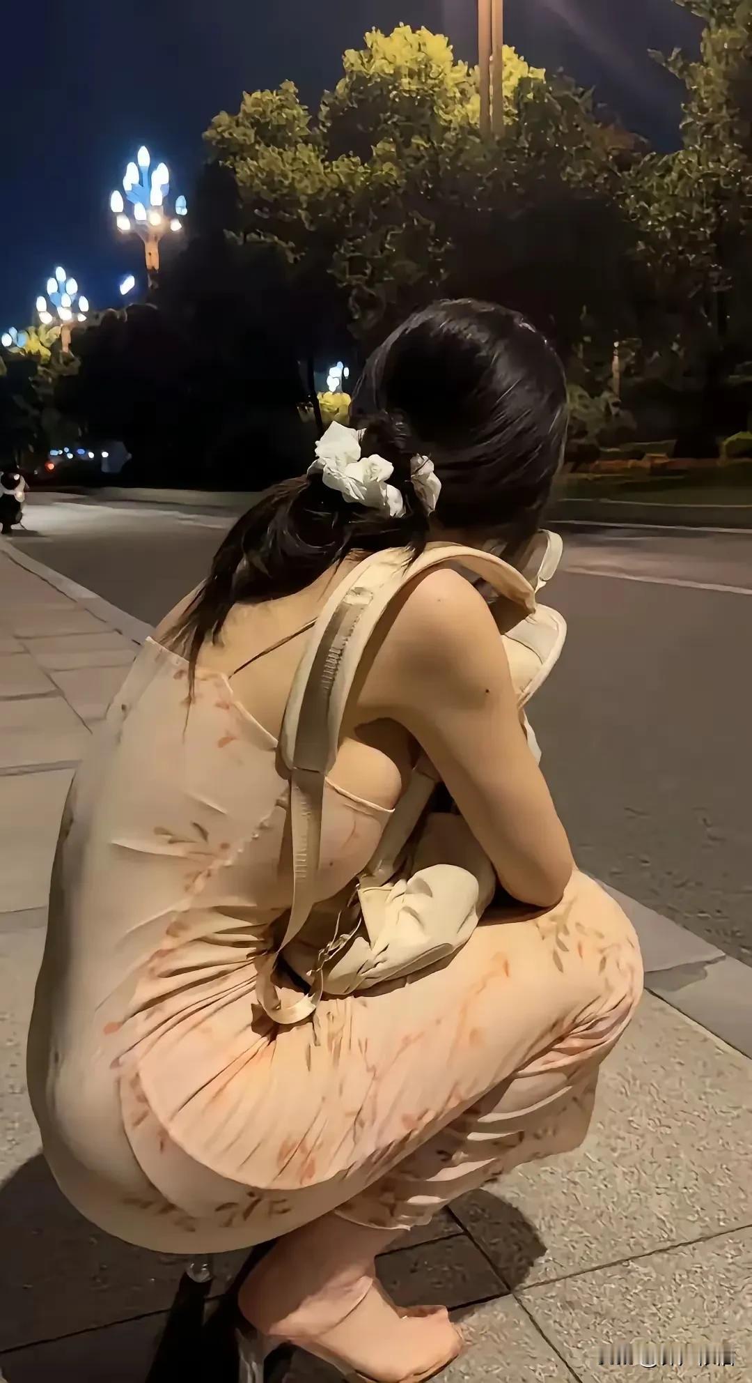 妹妹你要做一只绝情的雁，
哥哥做胡杨等你三千年，
生也等你，死也等你，
等到地老