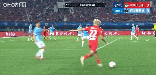 中超联赛河南队与深圳新鹏城的比赛中出现疑似点球判罚争议，比赛第60分钟，河南队2