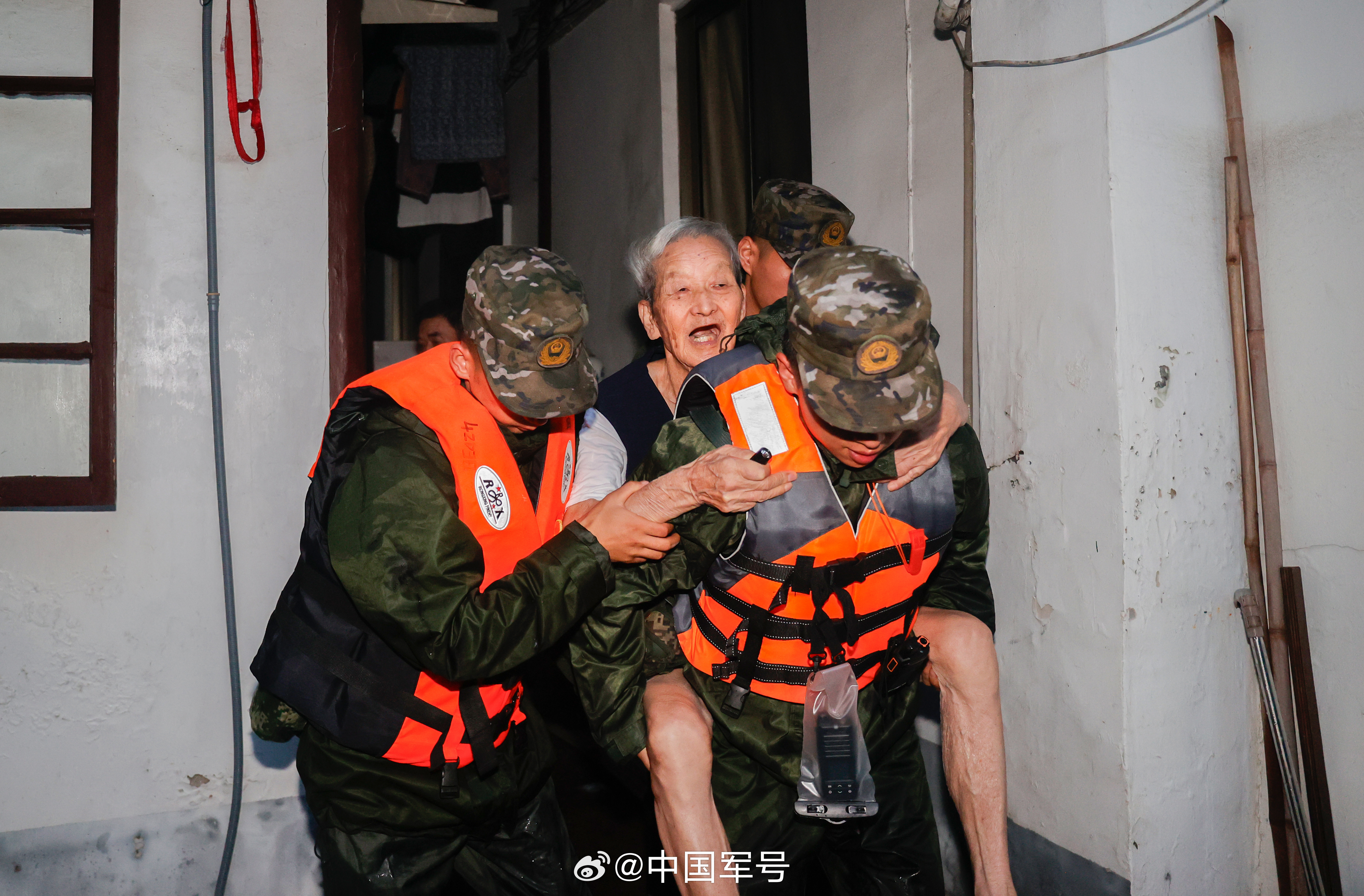 【子弟兵连续奋战6小时转移受灾群众】近日，台风“白海豚”来袭，上海青浦区朱家角镇