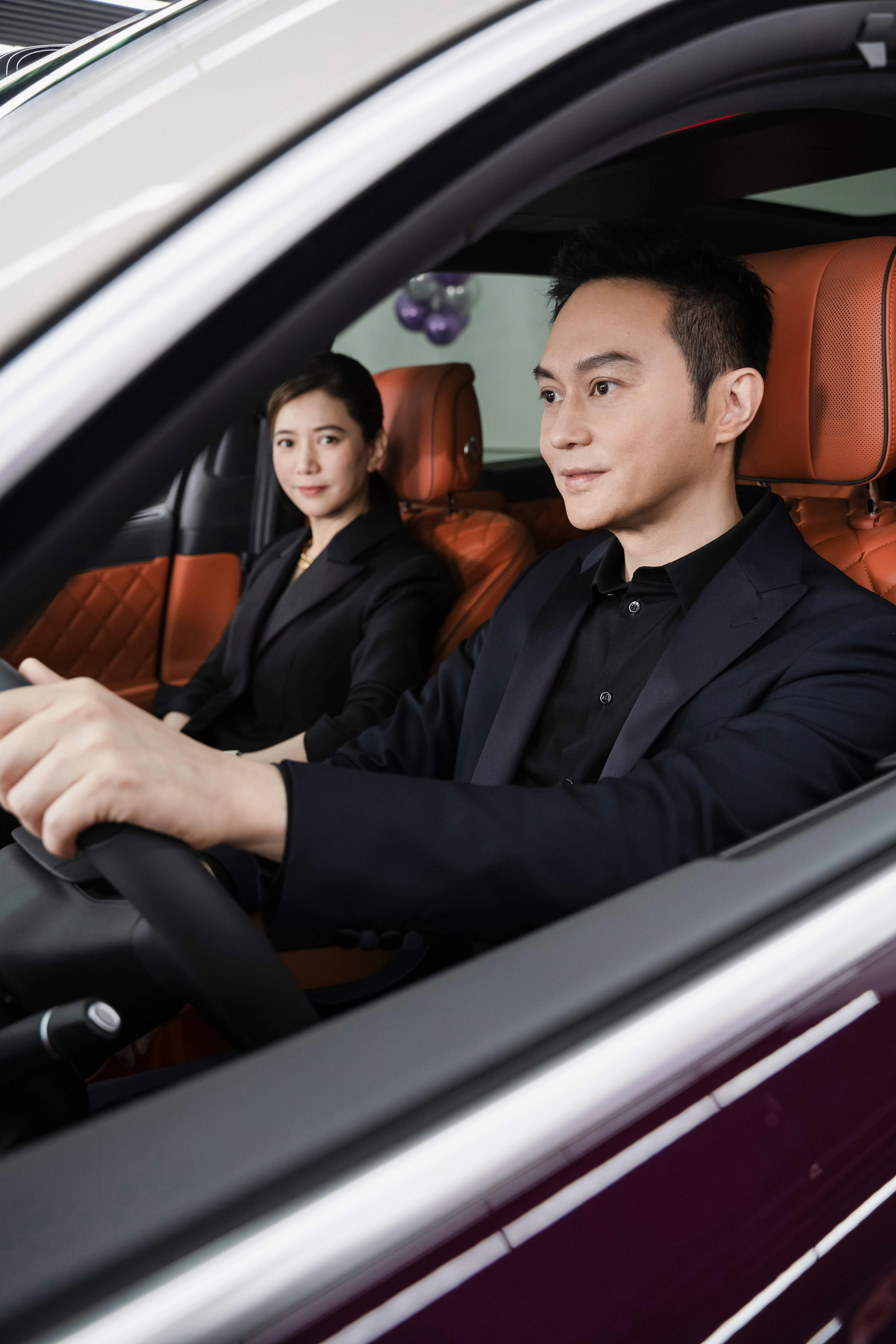 啊哈，仙靓夫妇选了魏牌旗舰车型魏牌V9X，二人在广州喜提新车，魏牌CEO亲临交付