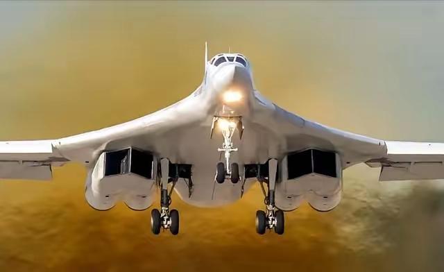 俄罗斯图-160战略轰炸机，我个人最喜欢的战略轰炸机，没有之一，我觉得是世界上最