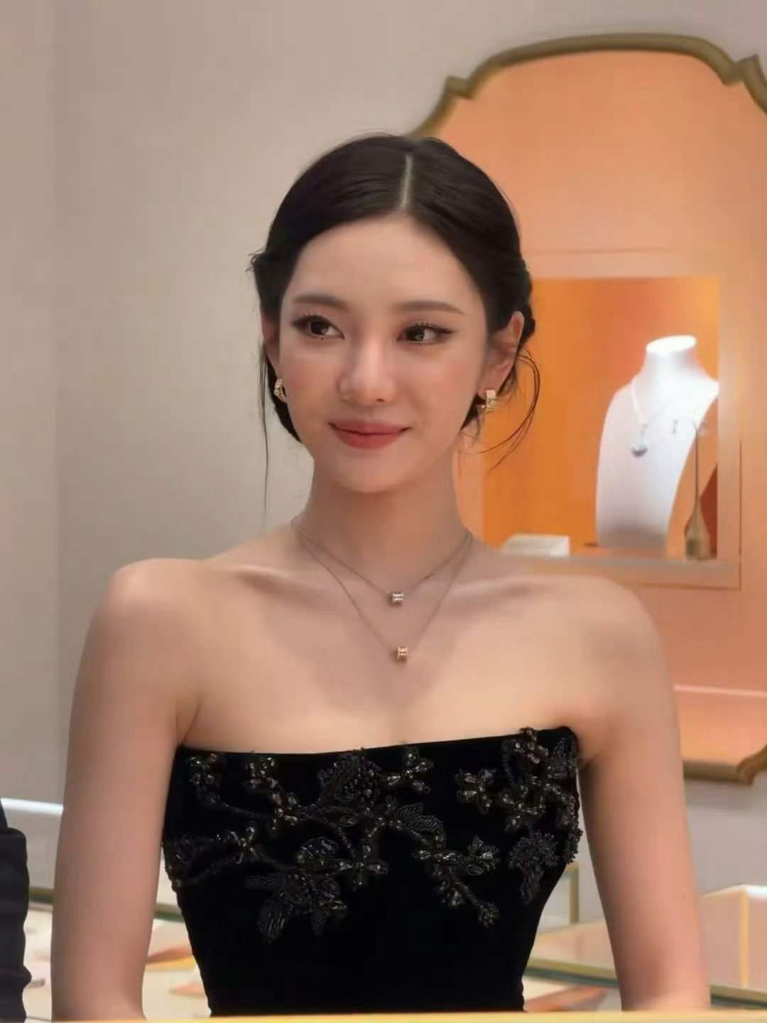 宁艺卓宁艺卓穿了高定宁艺卓黑丝绒抹胸长裙  直接解锁了顶级高定版图 ，演绎了一条