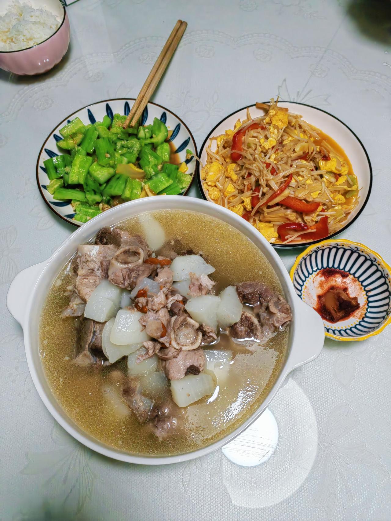 没有宏大叙事，只有下班后，三个男人从同一个拐角冒出来接我。[大笑][大笑]

昨