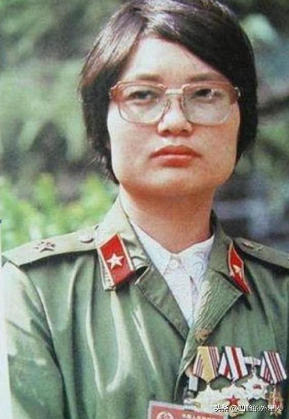 1987年，一个女医生被哨兵拦住，要求出示通行证，没想到，她直接掏出一颗手榴弹：