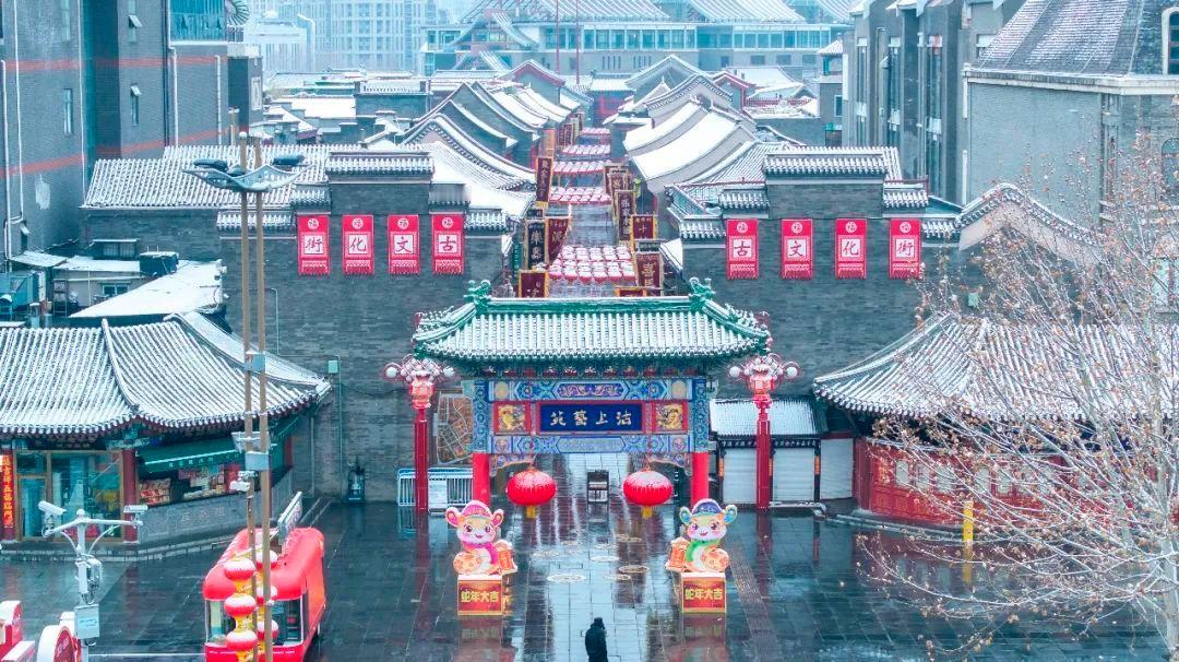 春节前，津城迎来一场人们期待已久的降雪，将整个城市装扮得银装素裹、分外妖娆，更为