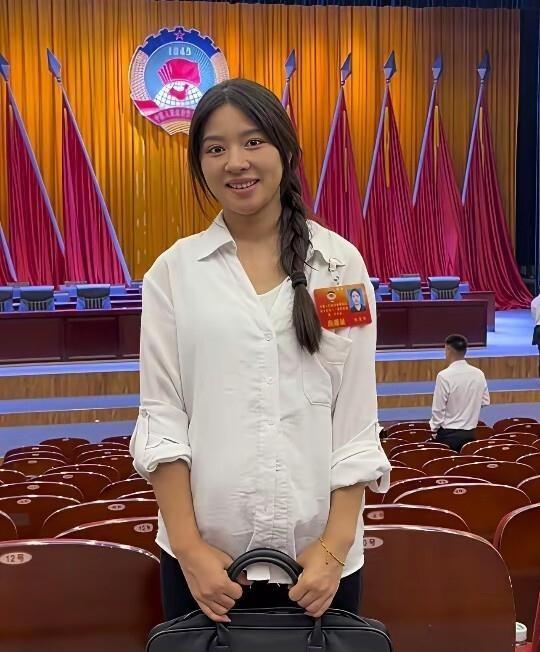 靠“恶龙咆哮”出圈的草根网红阿梓，如今当选了四川省村播妇联副主席。别人红了忙着带