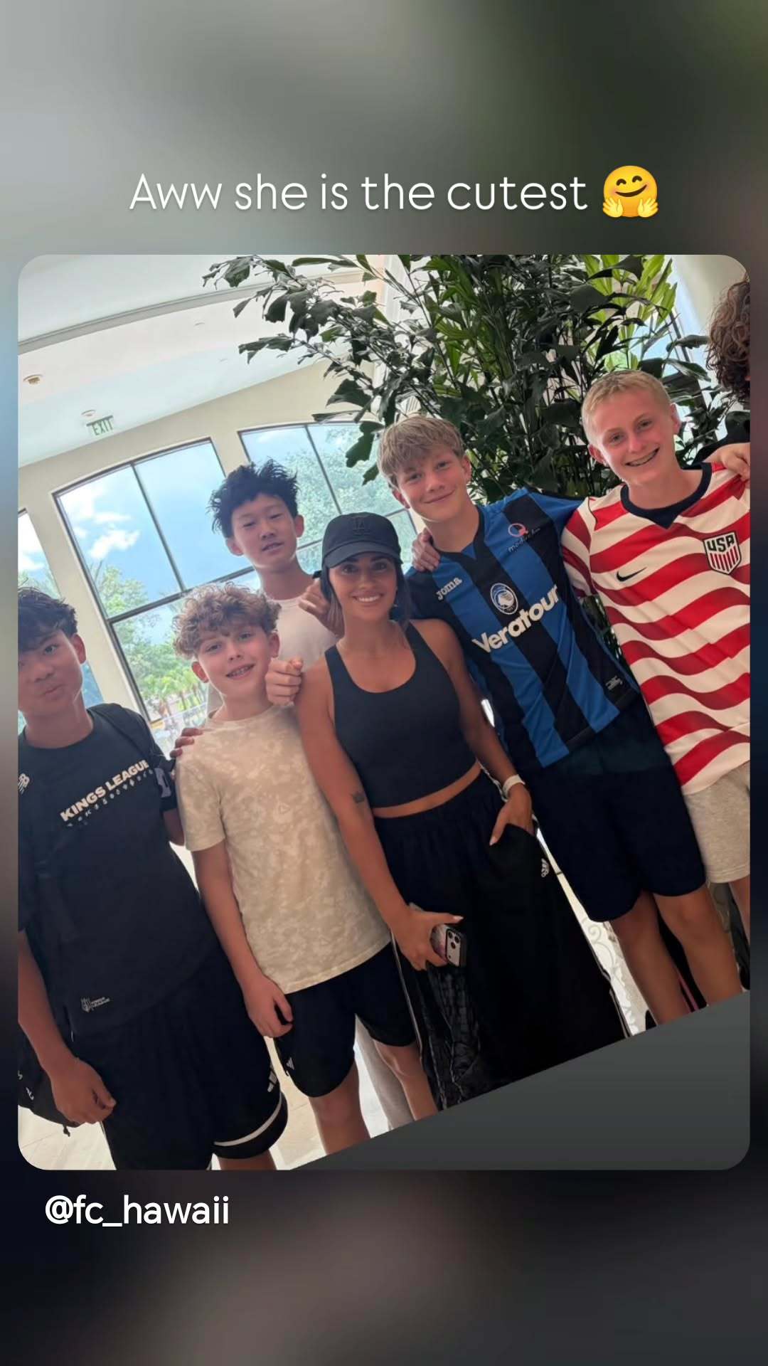 安妞真的很亲切又在和小朋友们合影了梅西