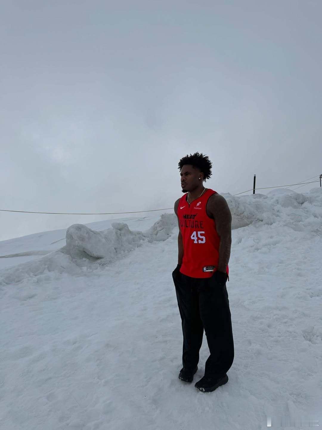 冰天雪地也阻挡不了这颗热火的心❤️‍🔥米切尔在雪地里单穿一件热火球衣🧊nba