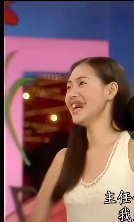 刚出道的小S长这样的， 嘴大 龅牙 和现在判若两人！才明白她为什么总喜欢往泡菜国