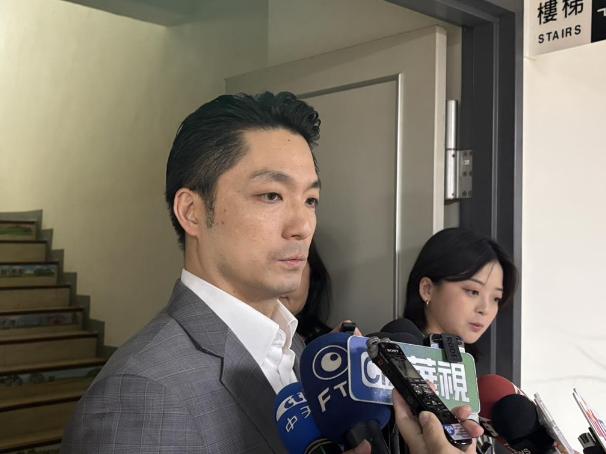 就在刚刚，
台北市长蒋万安发表声明，

4月22日，针对赖清德窜访斯威士兰，非洲