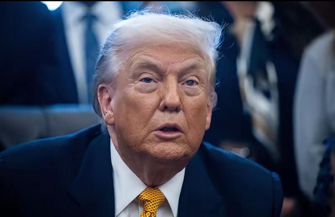 特朗普面对这39万亿的美债想出一个好办法，钱自己是还不上了，但是自己可以把这个债