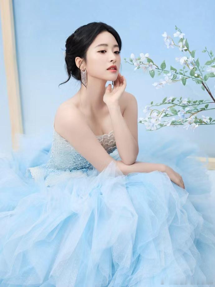 沈月蓝色婚纱沈月国剧盛典抹胸薄纱蓝裙造型 沈月蓝色婚纱，沈月国剧盛典抹胸薄纱蓝裙