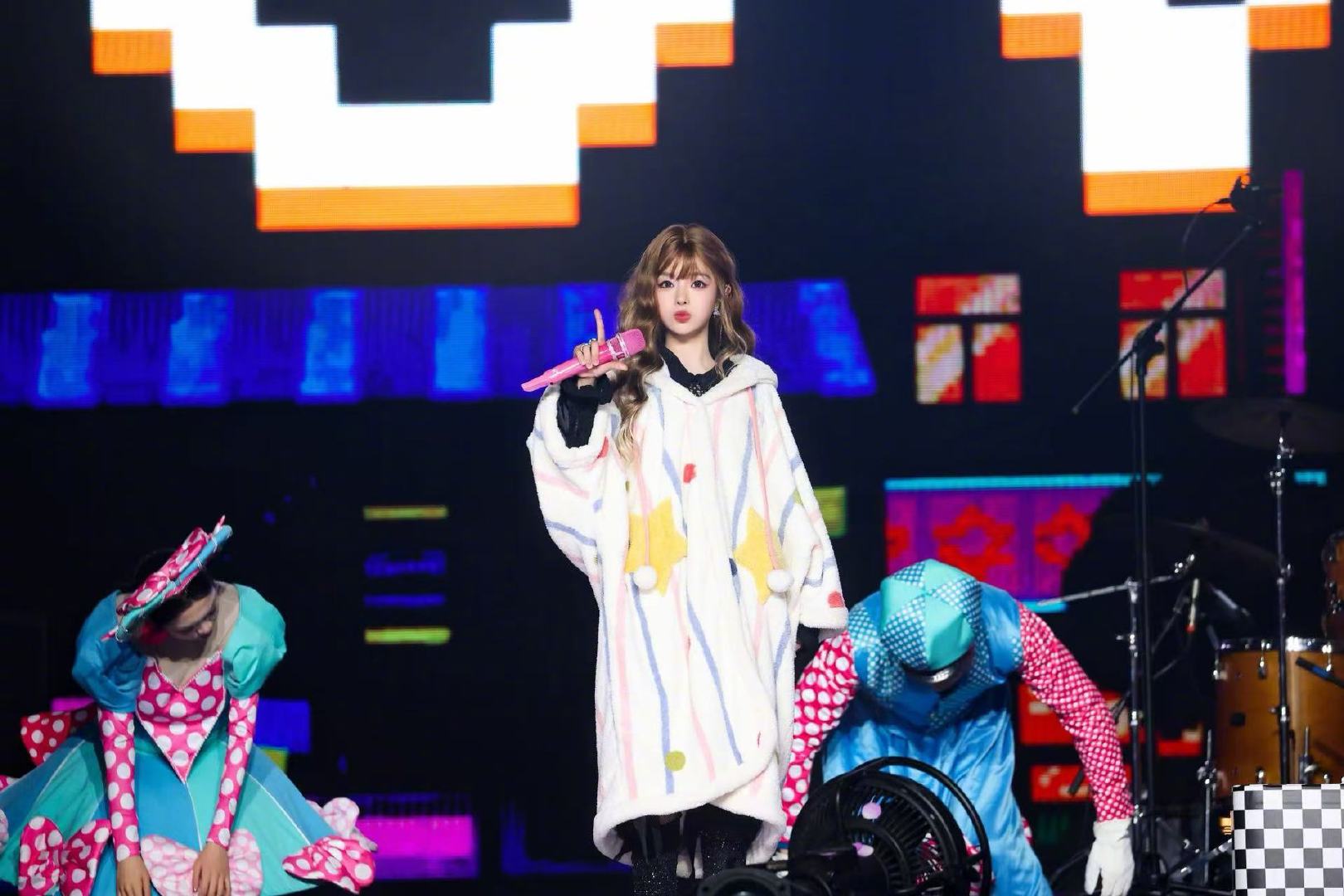 黄霄雲怎么一会公主一会女王的黄霄雲杭州演唱会名场面来袭，《平行线》红酒杯镜头氛围