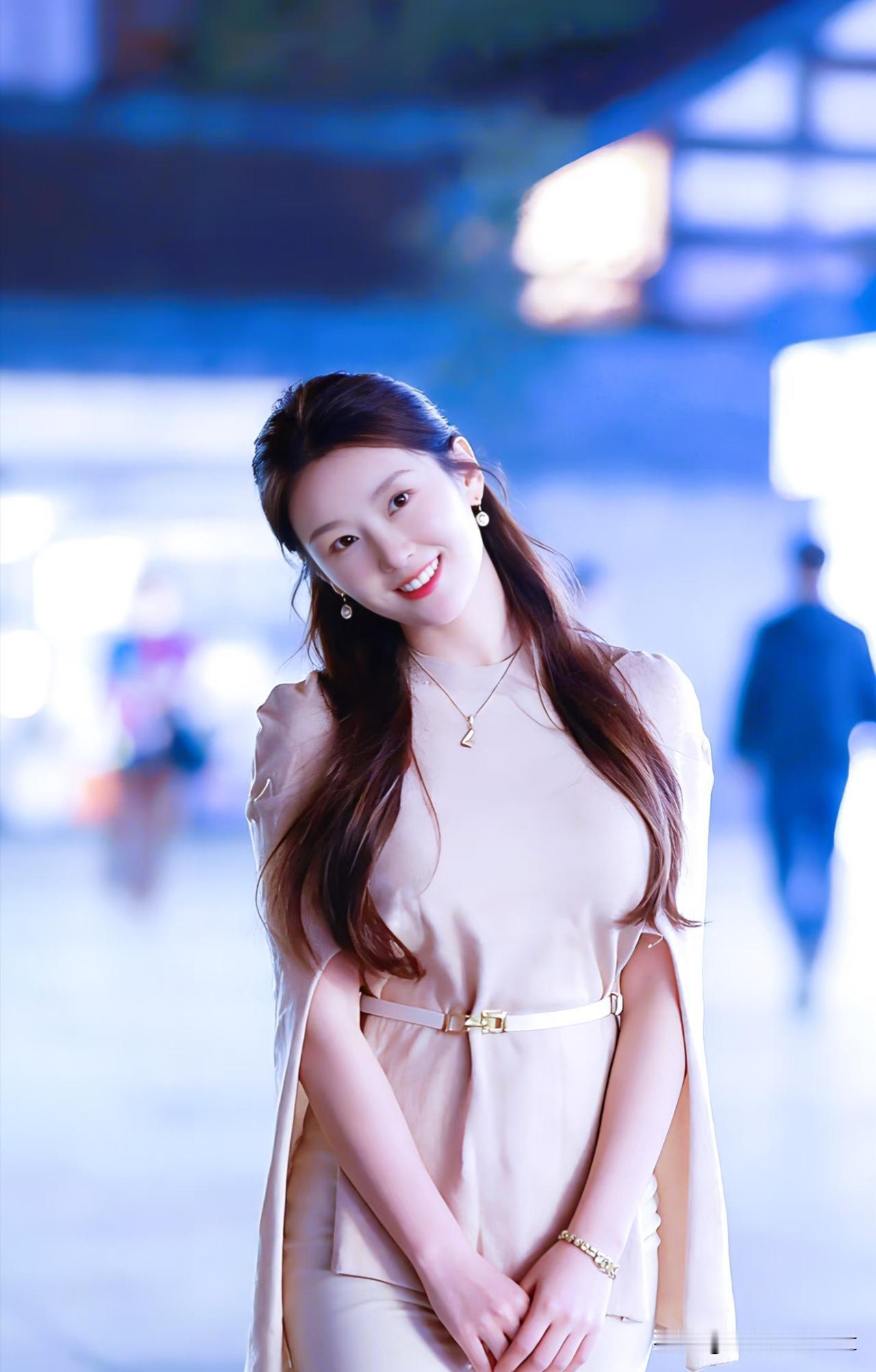 点绛唇·夜街倩影
 
夜漾清辉，霓虹漫染长街暮。
鬓丝轻妩，笑绽朱樱露。
 
素