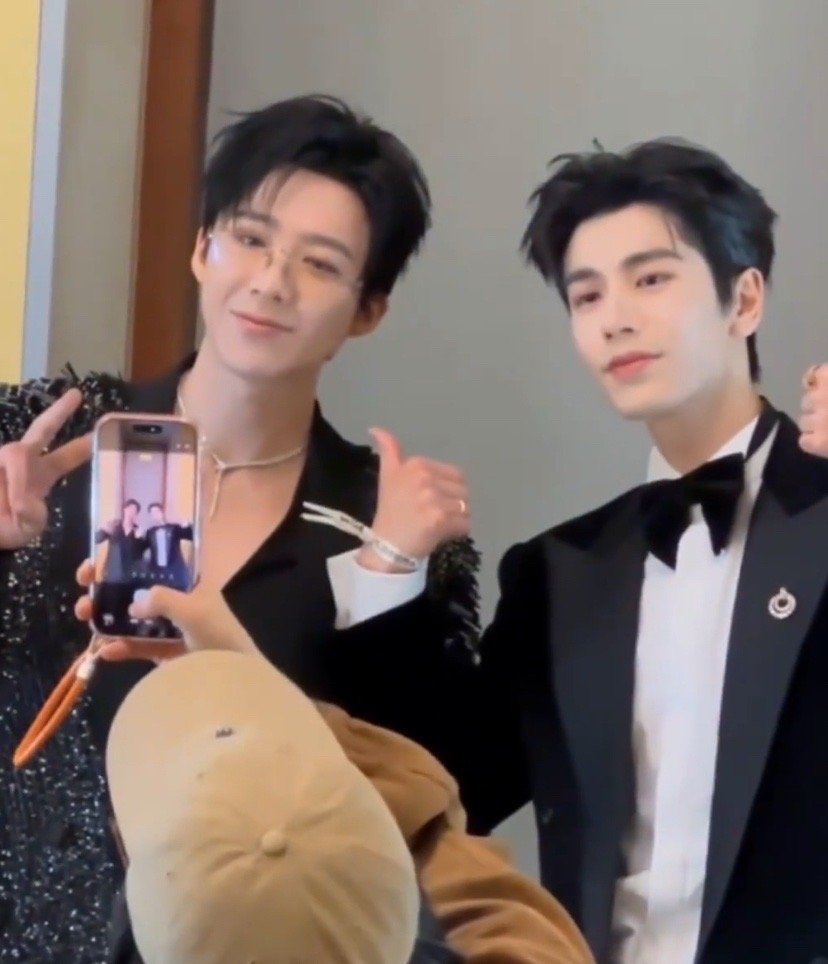 镜头内外，两个身影交叠。刘宇宁与张凌赫并肩而立，后台的喧嚣瞬间沉寂。柔光掠过他们