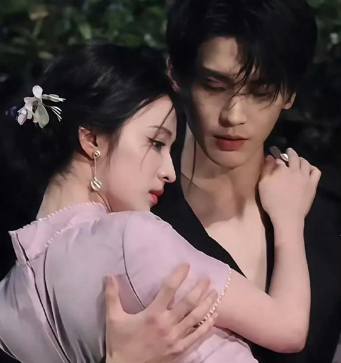 刘大锤在直播中否认张凌赫与王楚然存在恋情传闻，强调两人在合作期间刻意保持距离是为