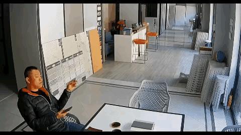 淡定哥心里素质真好，眼看着白车闯入屋内，淡定哥半天都没站起来，甚至还弹了一下烟灰