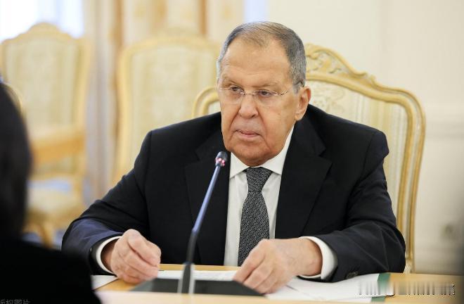俄罗斯外长拉夫罗夫在“消失”数日后，在11月8日终于露面，证明他“安全落地”了。