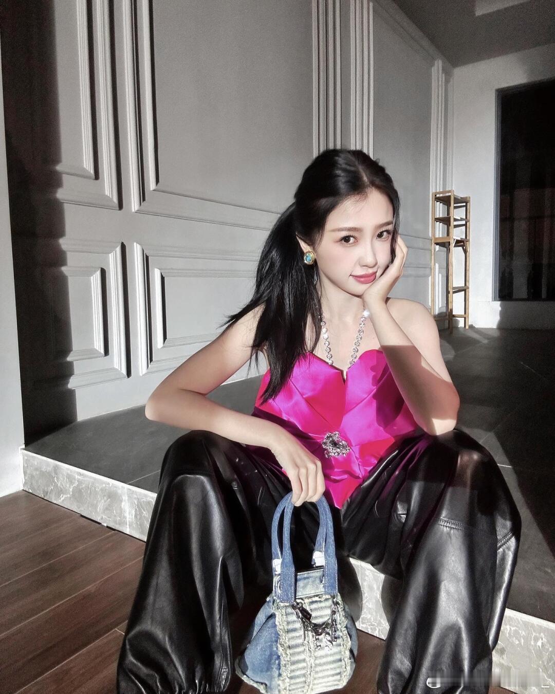 虞书欣[超话]  感觉欣欣有些穿搭会融合借鉴jennie但是又很有自己的风格，对