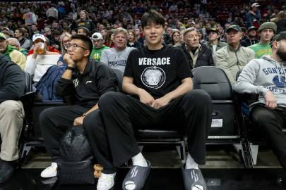 摩达中心的 NCAA 赛场，俄勒冈大学不敌冈萨加大学。杨瀚森到场为林葳助威，二人