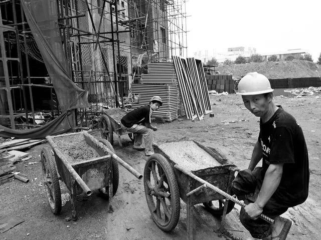 太突然了，刚刚看到消息，一个搬走三十多年的村民儿子，在村民群发布讣告。

说他爸