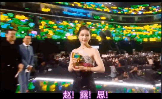 张纯烨念许我耀眼成绩这一分钟张纯烨分享许我耀眼耀眼的数据谁看了不泪目！赵露思领奖