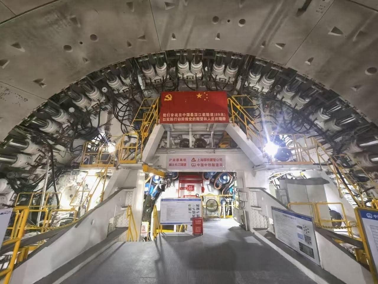 【大国重器】
由我国自主研制的世界上最大的超大直径（直径15米）隧道掘进机“凌航