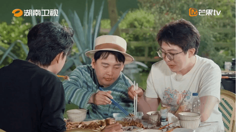 #还以为毛不易要进广告了# 万万没想到毛不易会来这一出[哈哈]吃着烧烤突然就开始