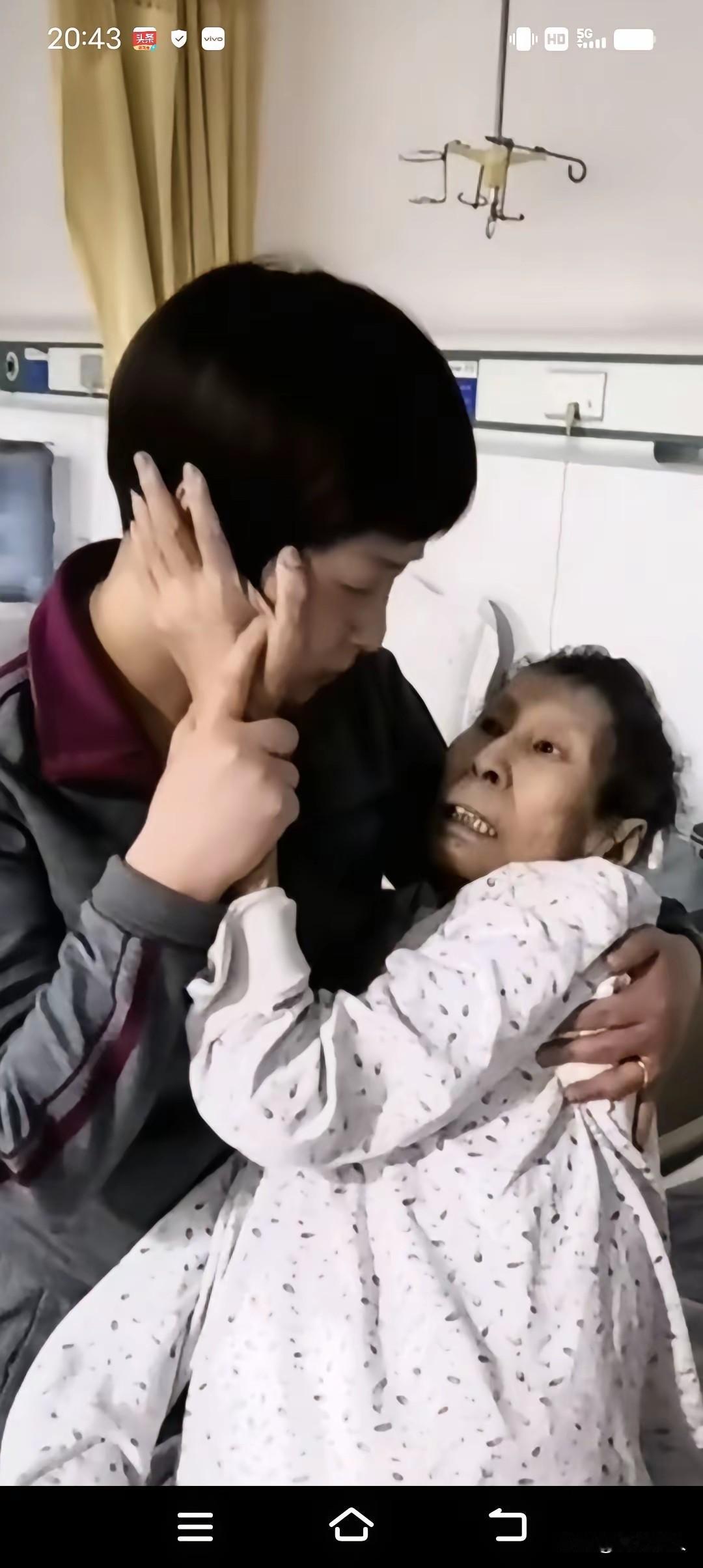 望着生我的人在自己的怀里慢慢闭上眼睛，感受她的体温慢慢下降，摸着她的关节渐渐变硬