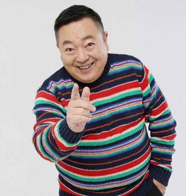 董浩叔叔发视频回应网友留言，眼含热泪感慨万分。他感谢网友的陪伴与支持，用温暖话语