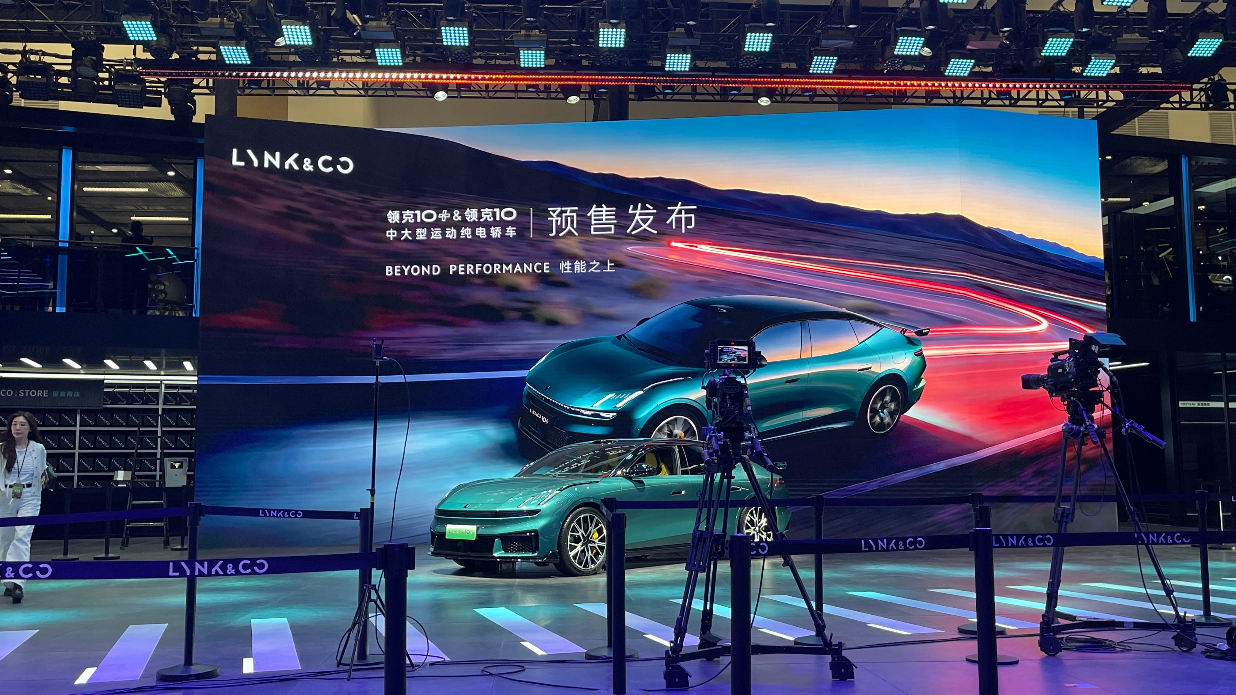 掀起了你的盖头来，让我看你的眉毛，你的眉毛细又长啊，好像那树上的弯月亮领克第一款