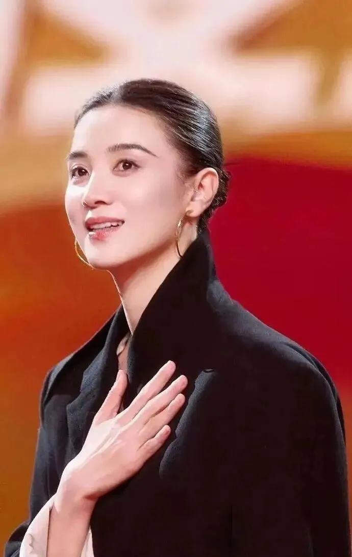 大明星隐婚多个细节被曝光，人设崩塌背后有什么秘密？

宋佳和导演王伟结婚这事，网