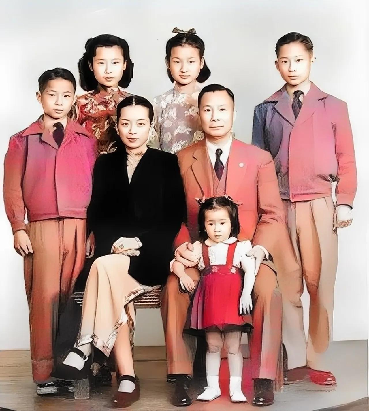 1946年，一个民国有钱家庭的合影，男主人西装革履，犹如一个精干的绅士，给人一种