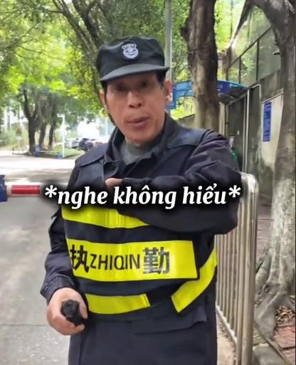 风气真的变了！留学生没有通行证却想把车开进校园充电，没想到保安不让进，留学生一副