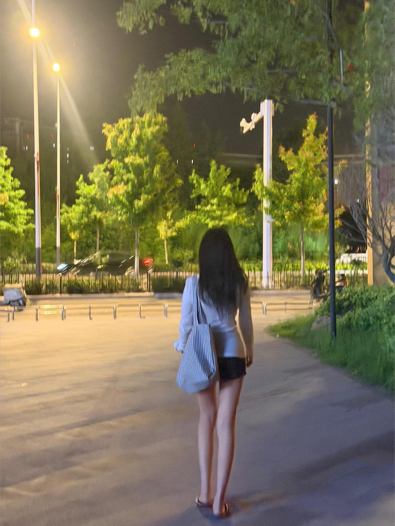 性学专家李银河说：
“人生除了妻子，
全是江湖。”

你在外头跟人斗智斗勇，
跟