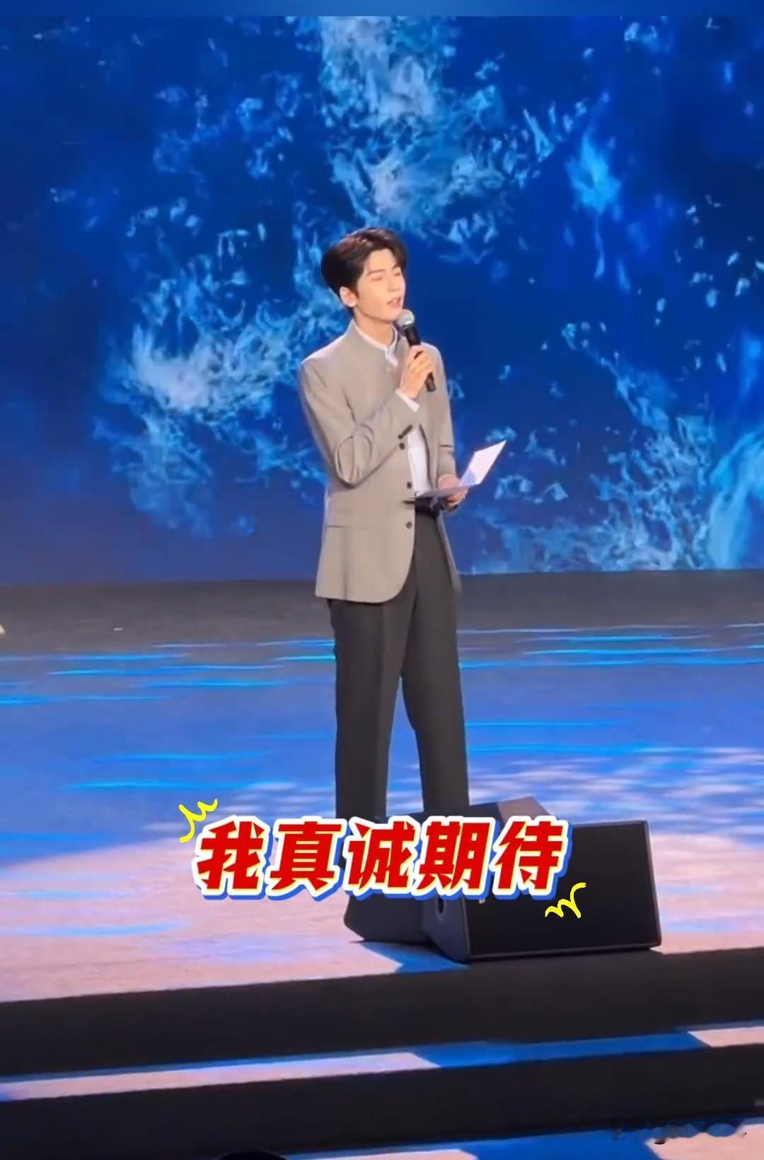 张凌赫穿中山装出席海峡论坛大会，好厉害啊[呲牙][呲牙][呲牙]六分钟脱稿演讲必