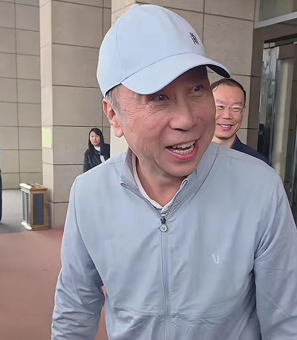 冯巩这么大的官，也不缺钱，为什么还频繁走穴捞金呢？
10月6号，一年一度的中秋节