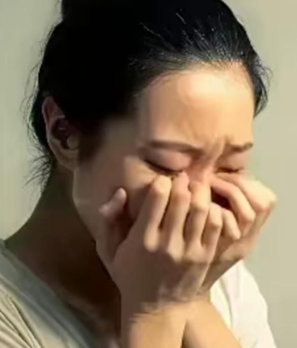 广东惠州，一男子见废品站老板娘长得漂亮，便在晚上偷偷潜入废品站，对老板娘实施搂抱