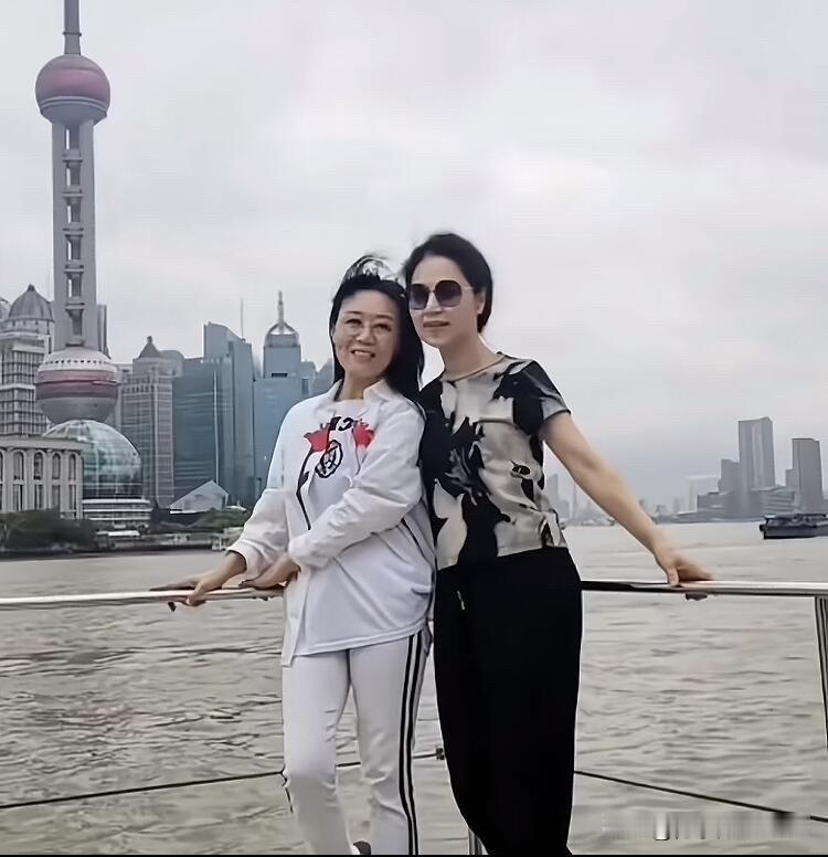 两个都是90年代的才女，一个可谓是美女，一个是相貌平平，感觉一个比较会打扮，一个