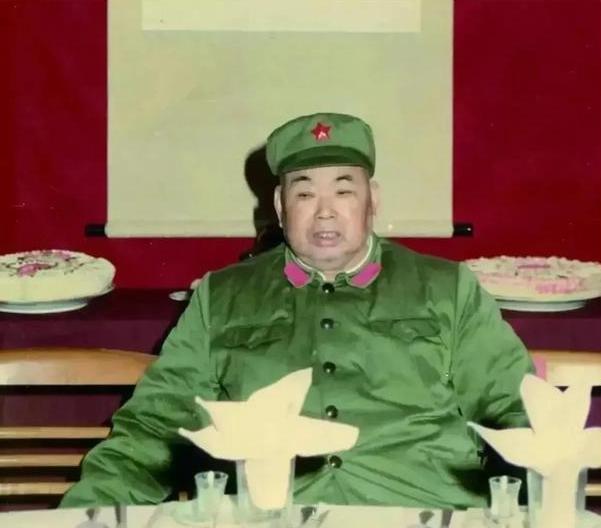 1985年，许世友将军卧病在床，趁旁边无人陪护时，用毛巾勒住自己的脖子死死拉紧，